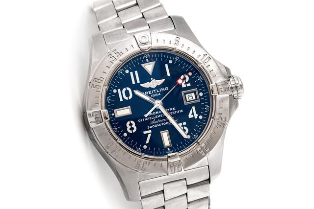 With the charming blue dial and luminous scale and pointers, this fake Breitling watch shows a clear time display.