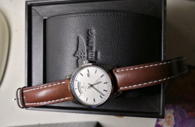 The white dials fake watches have brown leather straps.